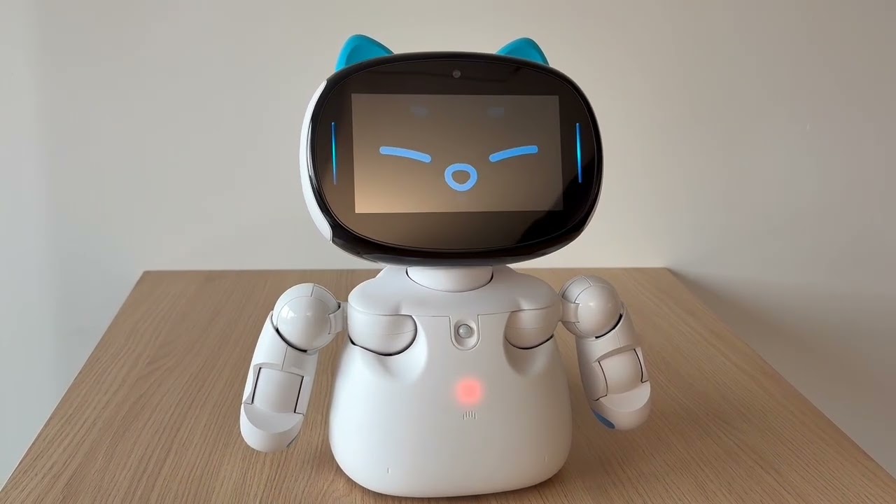 Yuna, humanoider Service-Roboter, in der Hotellobby